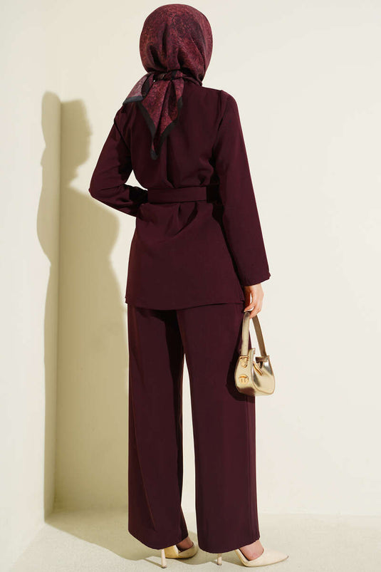 Ensemble double bordeaux avec ceinture ornée d'accessoires dorés