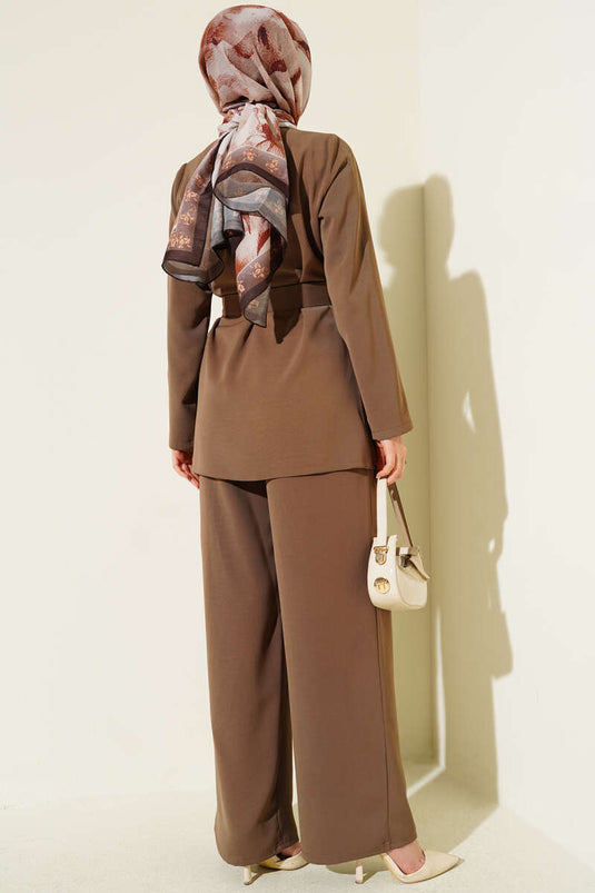 Ensemble Deux Pièces Ceinturé avec Accessoires Dorés, Couleur Vison