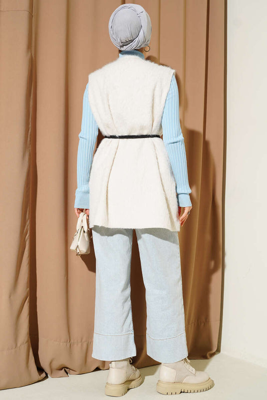 Gilet beige avec accessoires dorés et ceinture pour homme barbu