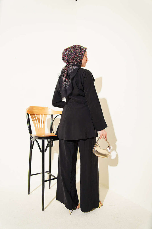Ensemble double en modal noir avec col en V et accessoires dorés
