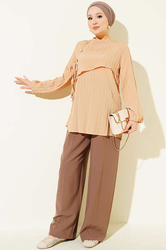Túnica Beige Con Detalles Dorados Y Lazo