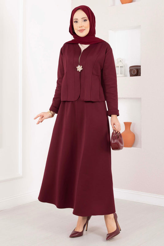 Ensemble veste et jupe bordeaux avec broche dorée