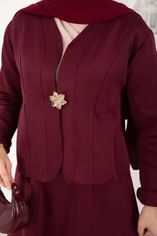 Ensemble veste et jupe bordeaux avec broche dorée