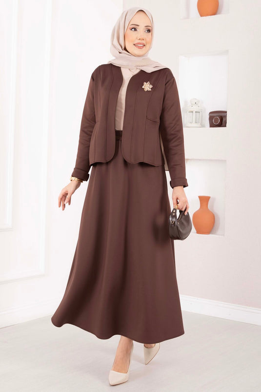 Ensemble deux pièces veste et jupe avec broche dorée marron