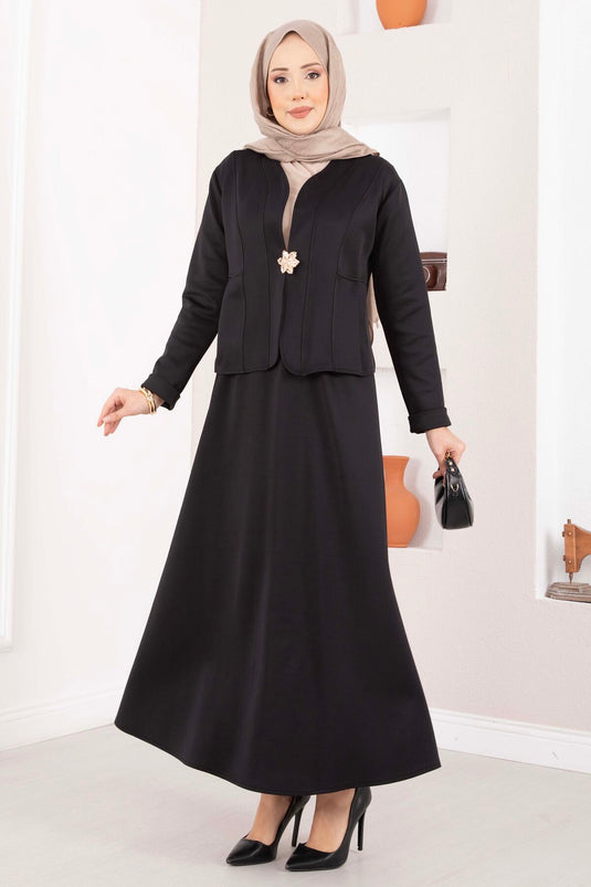 Ensemble deux pièces veste et jupe avec broche dorée noir