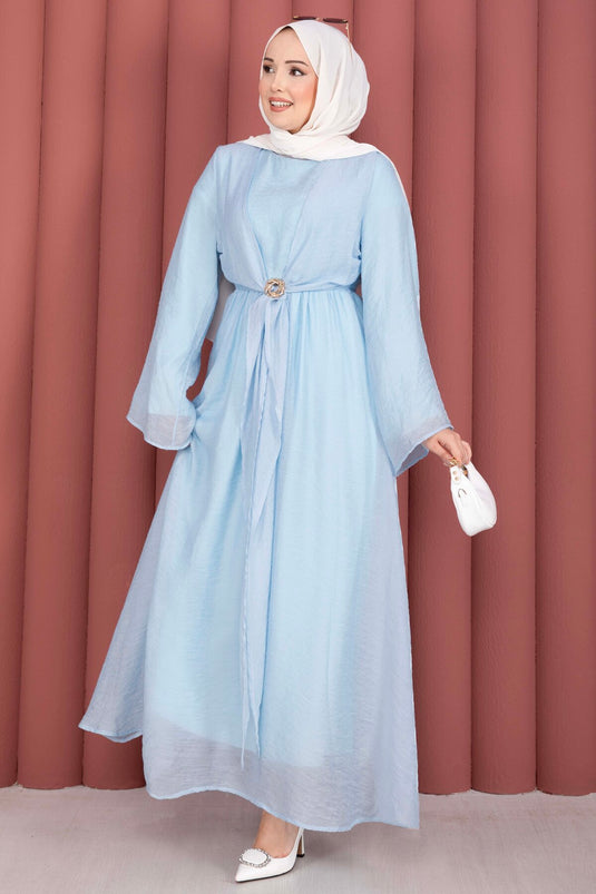 Robe avec boléro intégré et broche dorée, bleu bébé