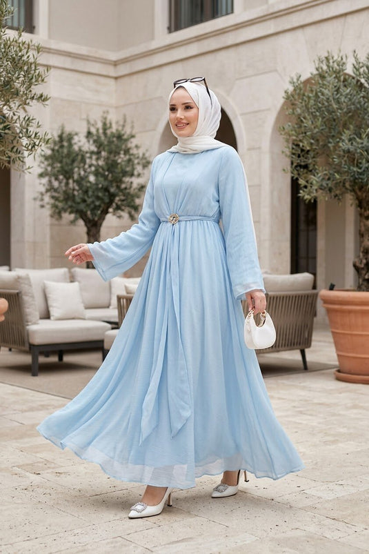 Robe avec boléro intégré et broche dorée, bleu bébé