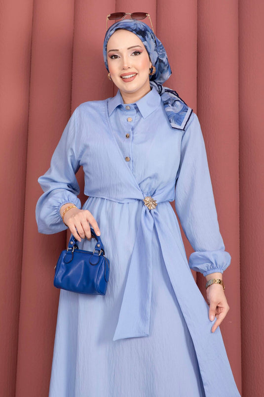 Robe Tesettür Bleu Bébé avec Broche Dorée et Fermeture Latérale