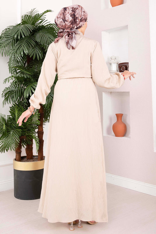 Beige Modest Kleid Mit Goldener Brosche Und Binde-Detail