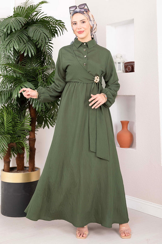 Robe Modeste Avec Broche Dorée Et Lien Latéral En Kaki