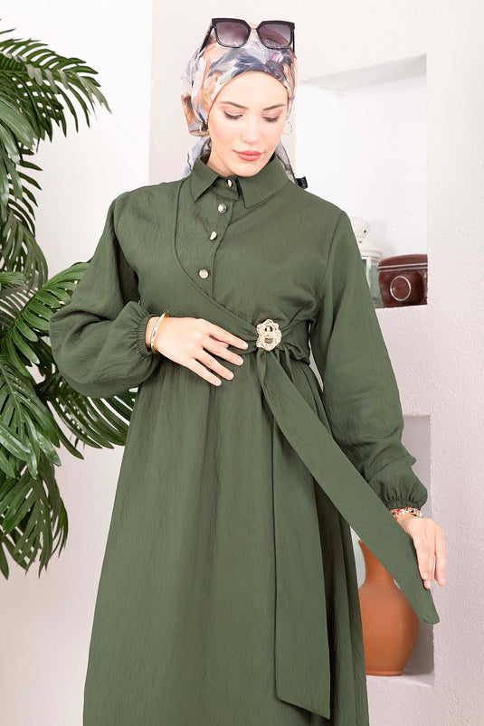 Robe Modeste Avec Broche Dorée Et Lien Latéral En Kaki