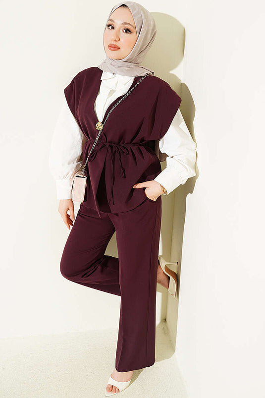 Ensemble deux pièces bordeaux avec gilet orné d'une broche