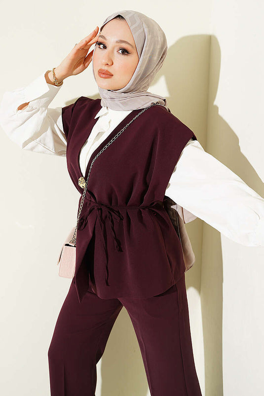 Ensemble deux pièces bordeaux avec gilet orné d'une broche