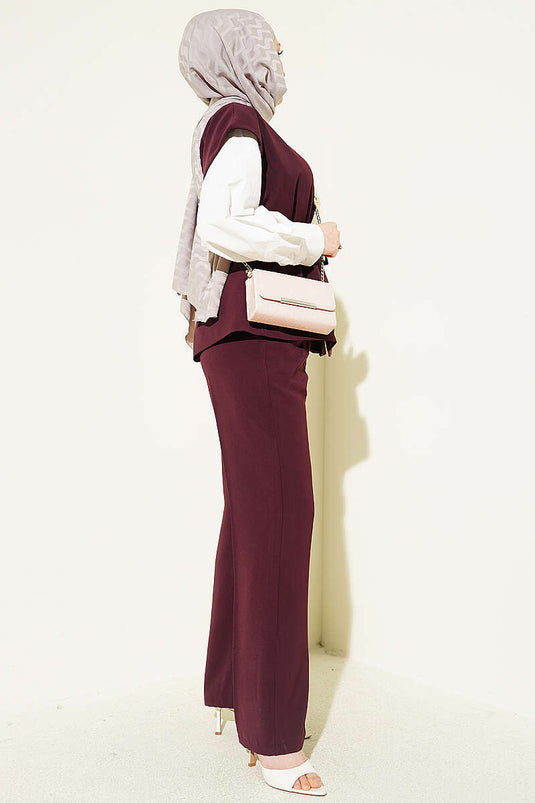 Ensemble deux pièces bordeaux avec gilet orné d'une broche