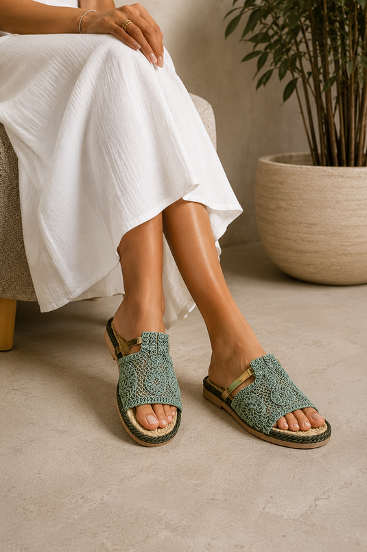 Mules en paille avec détails dorés, vert olive