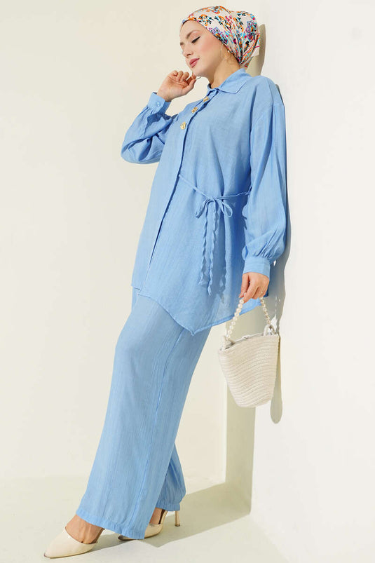 طقم مزدوج برباط خيوط بتفاصيل ذهبية باللون الأزرق الفاتح