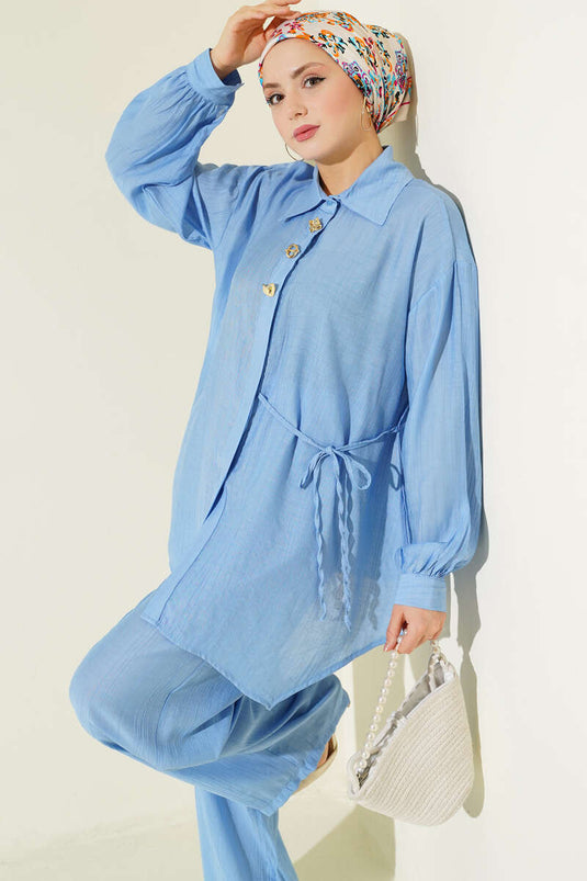 طقم مزدوج برباط خيوط بتفاصيل ذهبية باللون الأزرق الفاتح