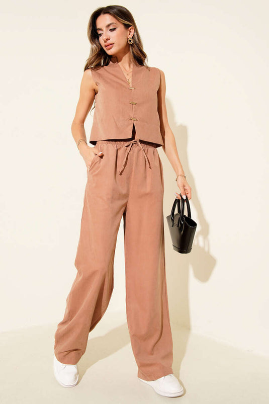 Ensemble deux pièces en daim avec gilet à détails dorés (Latte)