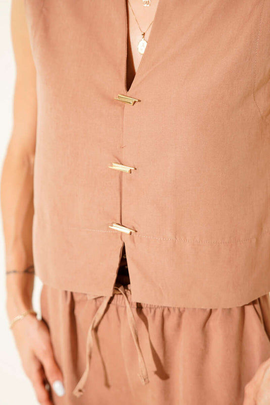 Ensemble deux pièces en daim avec gilet à détails dorés (Latte)