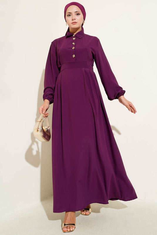 Robe violette à boutons dorés