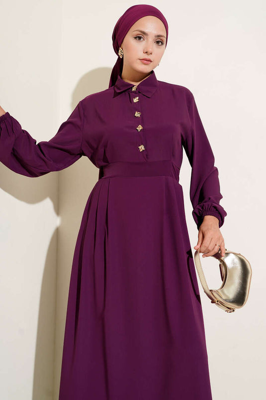 Robe violette à boutons dorés
