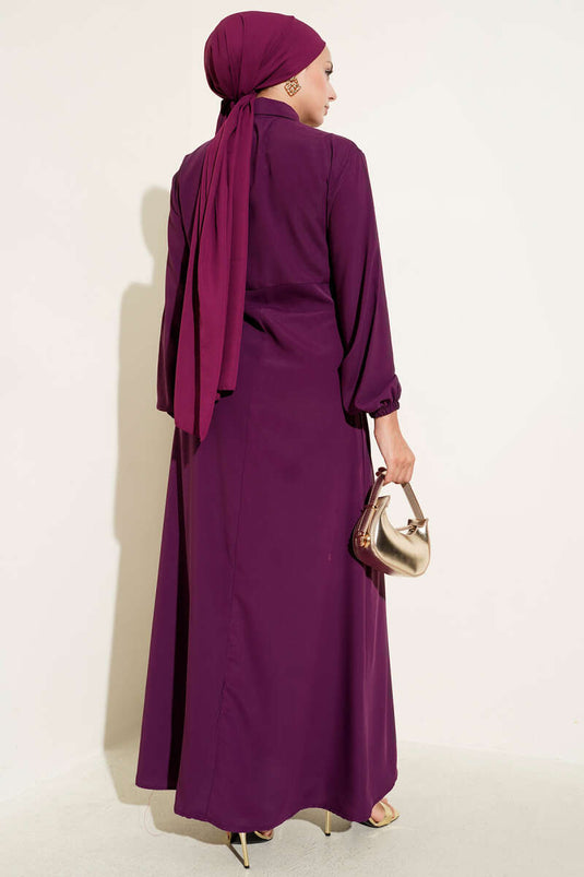Robe violette à boutons dorés