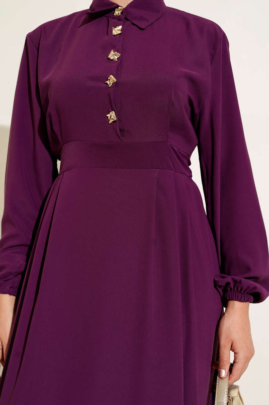 Robe violette à boutons dorés