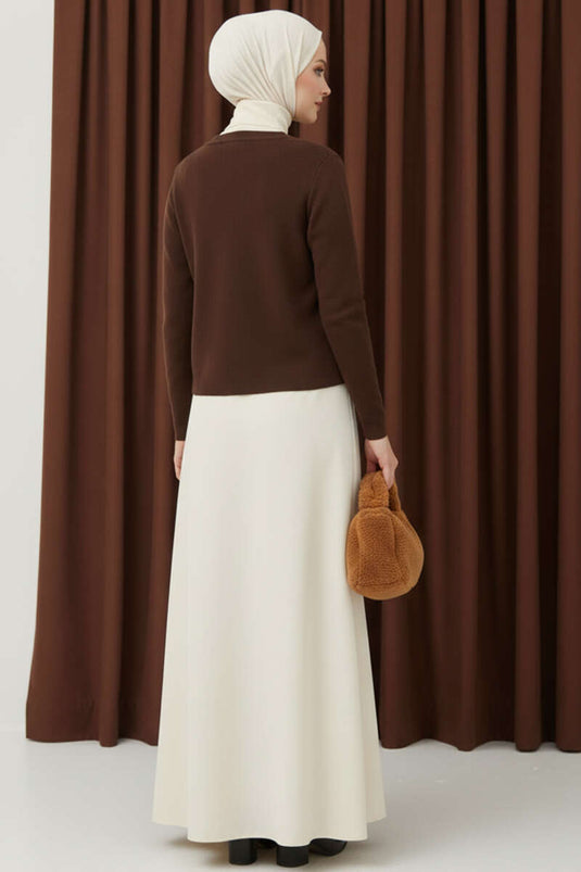 Kurzer Strickcardigan in kaffeebraun mit goldenen Knopfdetails