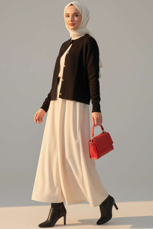 كارديغان قصير محبوك بتفاصيل أزرار ذهبية، باللون الأسود