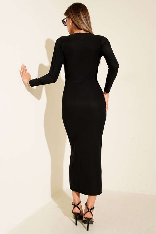 Robe plissée noire avec détails de boutons dorés