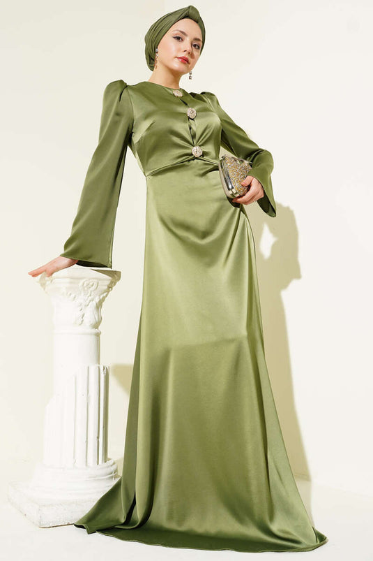 Abito da cerimonia in raso verde oliva con dettagli a bottone dorato