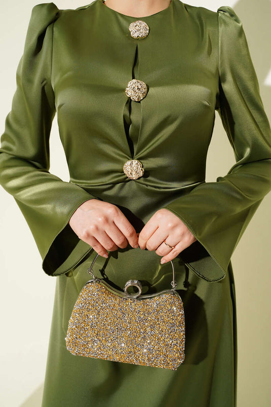 Abito da cerimonia in raso verde oliva con dettagli a bottone dorato