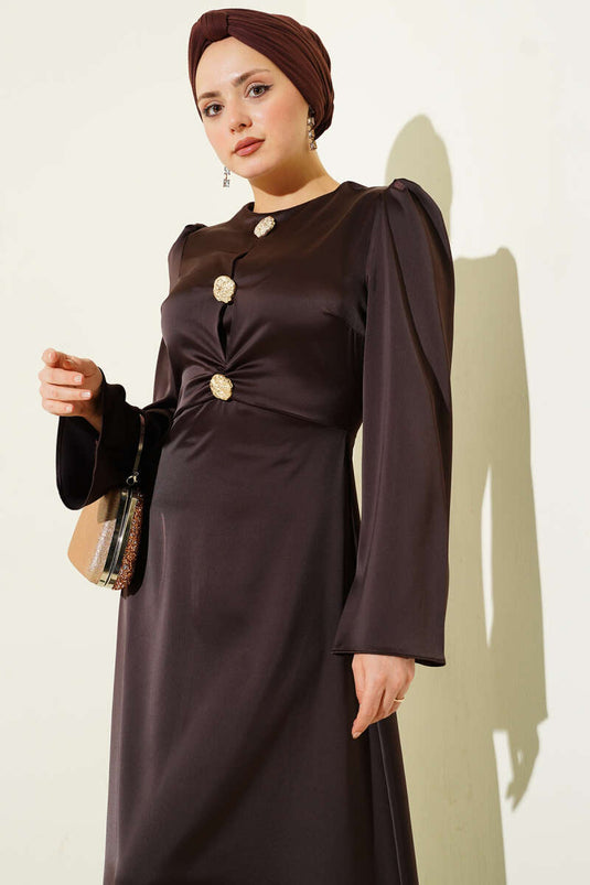 Abito da cerimonia in raso marrone con dettagli a bottone dorato