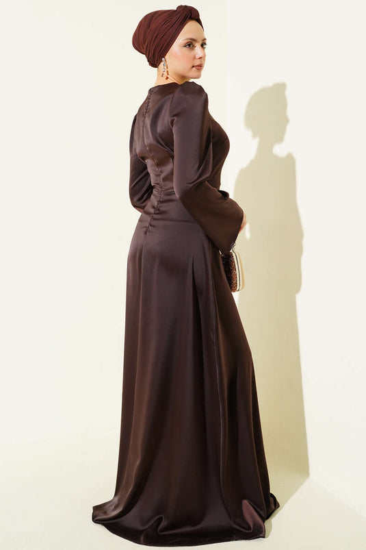 Abito da cerimonia in raso marrone con dettagli a bottone dorato