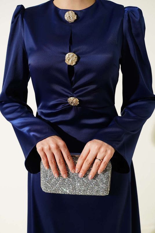 فستان سهرة من الساتان باللون الأزرق الداكن مع تفاصيل أزرار ذهبية