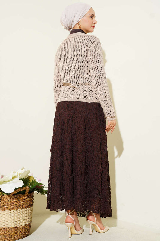 كارديغان قصير محبوك بأزرار ذهبية ولون بيج مع نقشات مفتوحة