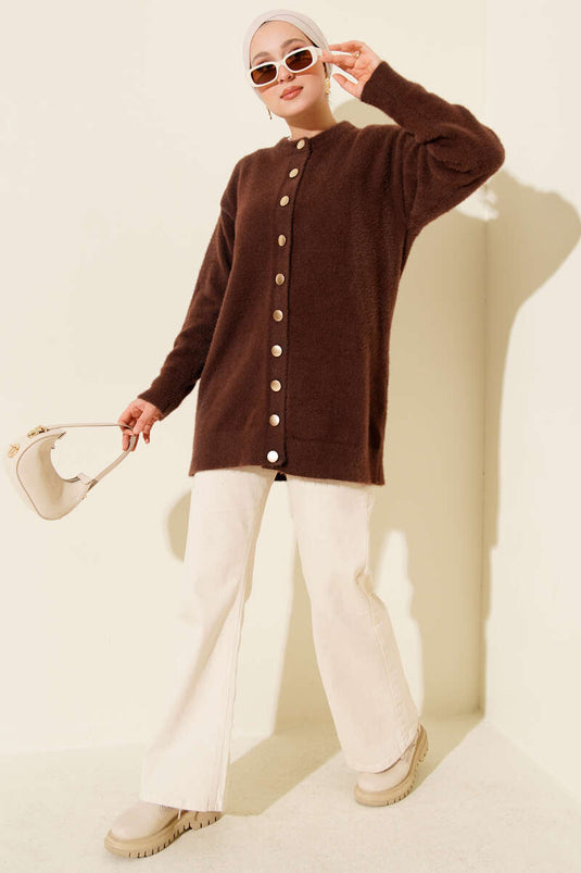 كارديجان أساسي محبوك بنقشة بارزة مع أزرار ذهبية، بني