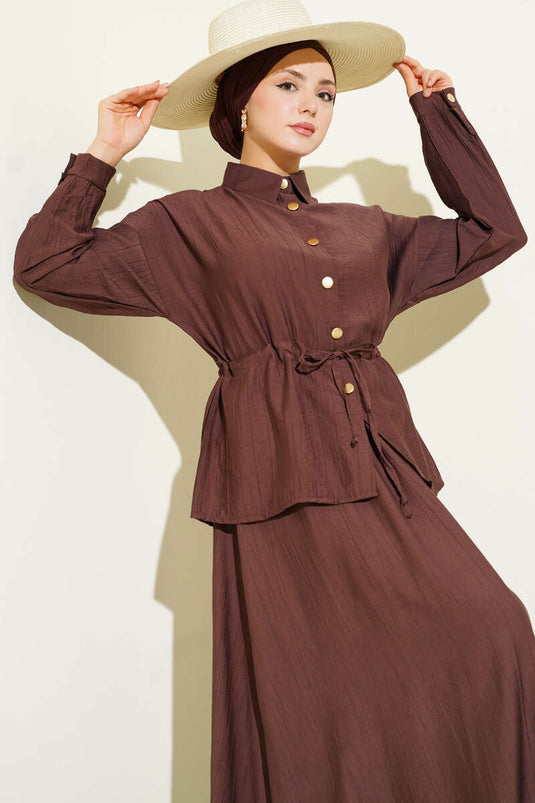 طقم بجيبة مزودة بحزام و أزرار ذهبية باللون البني