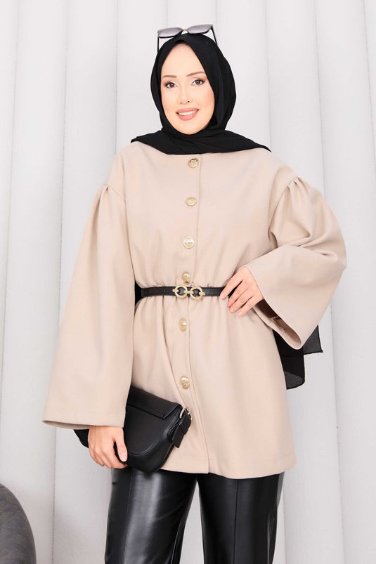 عباءة من الكشمير باللون البيج مع أزرار ذهبية وخصر مطوي