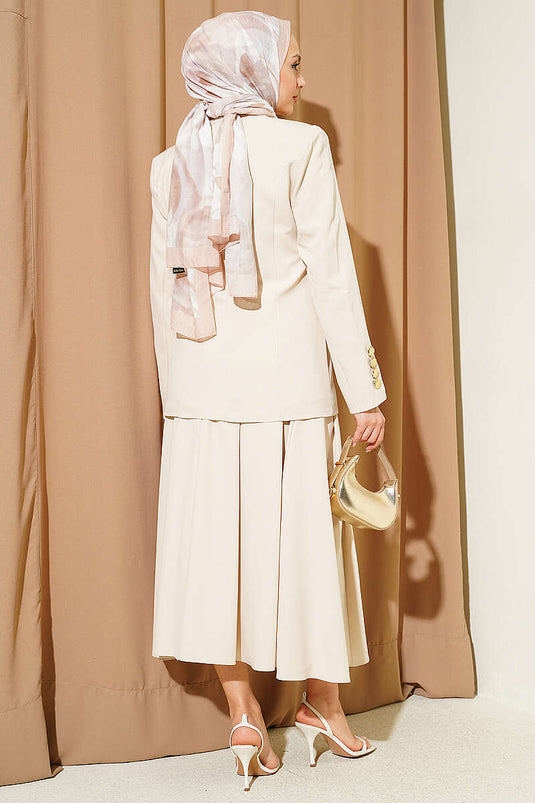 Ensemble jupe et blazer beige à boutons dorés