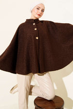 Poncho en bouclé marron à boutons dorés