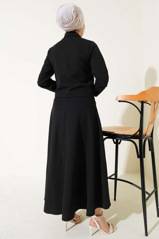 Costume deux pièces noir à jupe boutonnée dorée