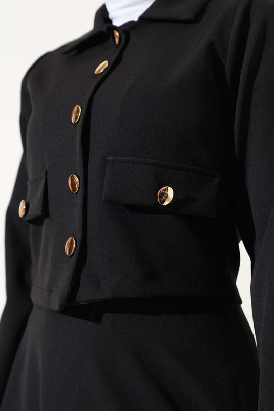 Costume deux pièces noir à jupe boutonnée dorée