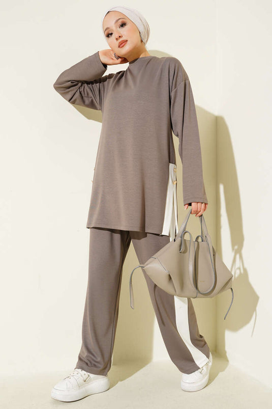 Zweiteiliger Anzug Loysha mit goldenen Knöpfen und Nerz