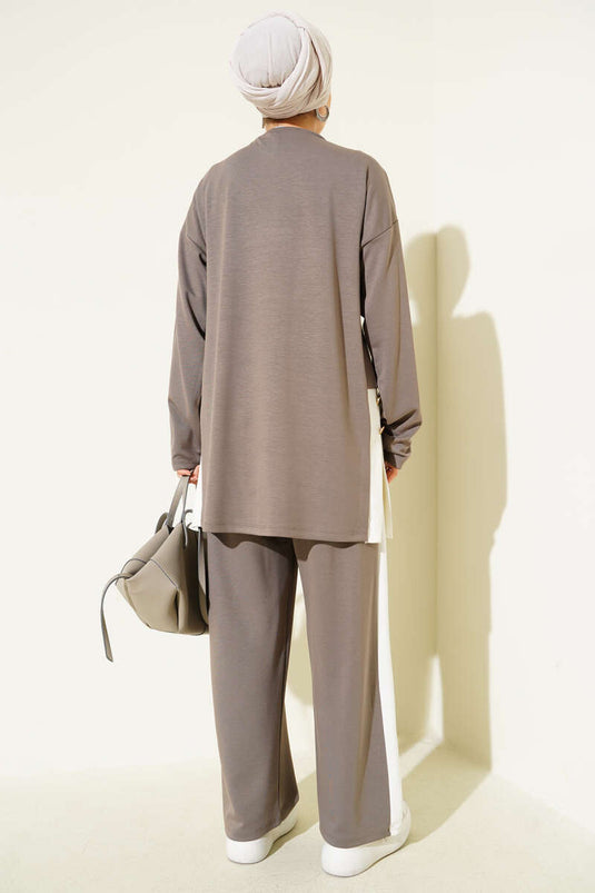 Zweiteiliger Anzug Loysha mit goldenen Knöpfen und Nerz