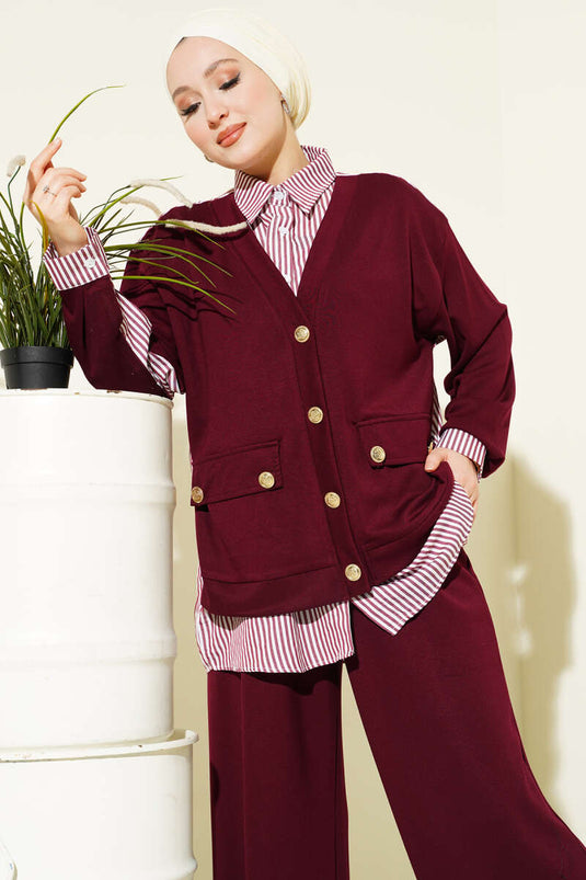 Locker sitzendes zweiteiliges Set mit goldfarbenen Knöpfen und Garnverzierung, bordeauxrot