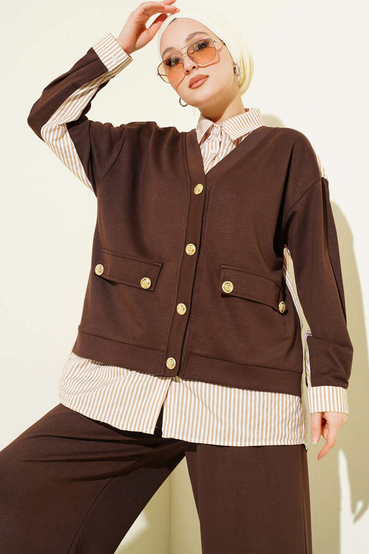 Locker sitzendes zweiteiliges Set mit goldfarbenen Knöpfen und Garnverzierung, Kaffee-Farbe