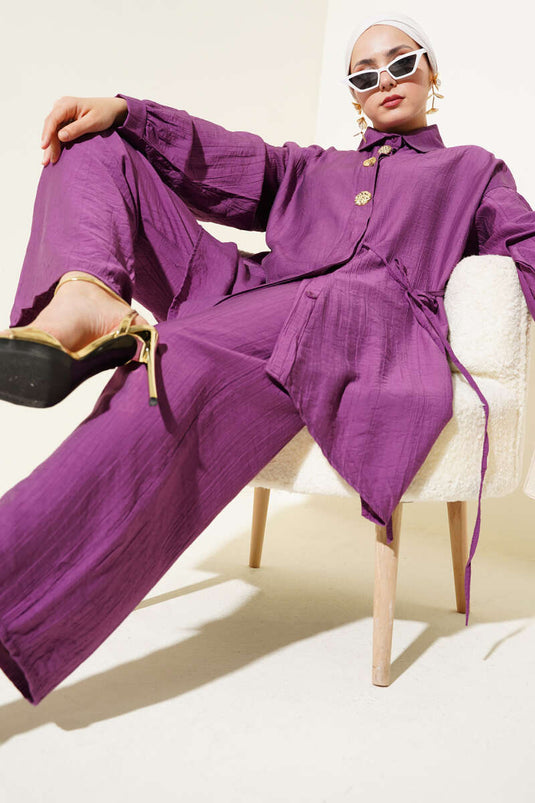 Costume deux pièces magenta à boutons dorés et détails en corde