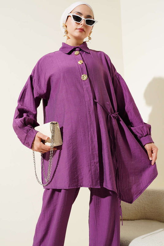 Costume deux pièces magenta à boutons dorés et détails en corde