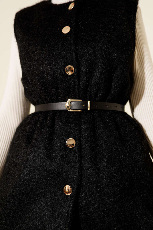 صدرية سوداء بأزرار وحزام ذهبيين، بتصميم ريشي